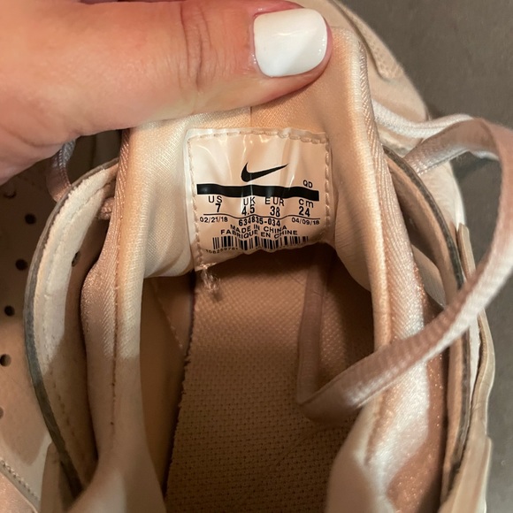 Nike - Picture 4 of 6